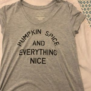 Graphic V-neck short sleeve